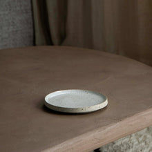 Afbeelding in Gallery-weergave laden, Serif collectie van Studio Timmerman. Handgemaakt bordje van Keramiek.