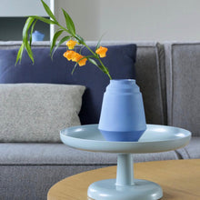 Afbeelding in Gallery-weergave laden, Vaas gemaakt van porselein. Door Form keramiek in Nijmegen.