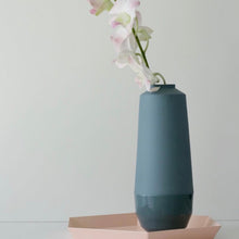 Afbeelding in Gallery-weergave laden, Vaasje gemaakt van porselein door Form Keramiek.