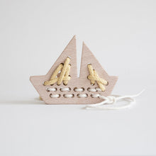 Afbeelding in Gallery-weergave laden, Wooden lacing boat