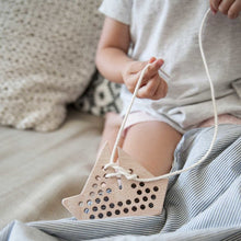 Afbeelding in Gallery-weergave laden, Wooden lacing boat