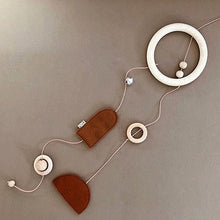 Afbeelding in Gallery-weergave laden, Baby mobiel voor boven de commode of baby bedje. Samengesteld uit natuurlijk vilt en duurzaam hout. Leuk als kraamcadeau. Verstuur het direct naar de ontvanger.