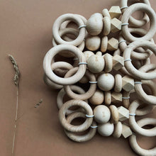 Afbeelding in Gallery-weergave laden, Bezisa - Houten rammelaar naturel