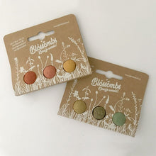 Afbeelding in Gallery-weergave laden, Blossombs bloembommetjes. Setje met 3 zaadbommetjes.Goed voor bijen en vlinders. Strooi deze vrolijk gekleurde zaadbommetje waar je maar wilt en hier ontstaan mooie wilde bloemen. Zaaitijd van maart t/m september