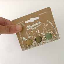 Afbeelding in Gallery-weergave laden, Blossombs bloembommetjes. Goed voor bijen en vlinders. Strooi deze vrolijk gekleurde zaadbommetje waar je maar wilt en hier ontstaan mooie wilde bloemen. Zaaitijd van maart t/m september. Setje met 3 bloembommetjes