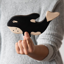 Afbeelding in Gallery-weergave laden, Houten orca van Holztiger. Mooi duurzaam speelgoed. Leuk als kraamcadeau. Past door de brievenbus.
