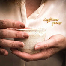 Afbeelding in Gallery-weergave laden, Caffeine queen strijkontwerp van petit pourri. Leuk cadeau voor koffie lovers.