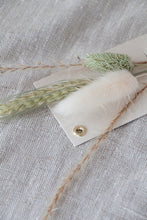 Afbeelding in Gallery-weergave laden, Roosmarijn Knijnenburg kaartje met droogbloemen. Maak er je eigen pronkplek van.