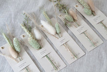 Afbeelding in Gallery-weergave laden, Roosmarijn Knijnenburg kaartje met droogbloemen. Maak er je eigen pronkplek van.