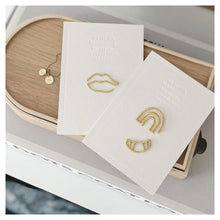 Afbeelding in Gallery-weergave laden, Strijk figuurtjes gouden regenboog op luxe letterpress kaart.