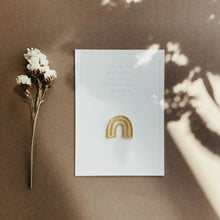 Afbeelding in Gallery-weergave laden, Strijk figuurtjes gouden regenboog op luxe letterpress kaart.