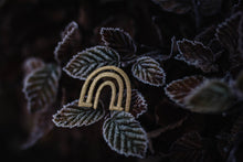 Afbeelding in Gallery-weergave laden, Strijk figuurtjes gouden regenboog op luxe letterpress kaart.