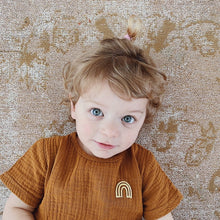 Afbeelding in Gallery-weergave laden, Strijk figuurtjes gouden regenboog op luxe letterpress kaart.