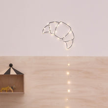 Afbeelding in Gallery-weergave laden, Studio Vraco x HeyHej special edition. Croissant lamp gemaakt uit staaldraad met een mooie lichtsnoer.
