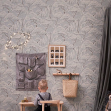 Afbeelding in Gallery-weergave laden, Studio Vraco planeet lamp, gemaakt van staaldraad in Bosnië. De mooie lichtsnoer geeft een mooi licht in de kinderkamer. Helemaal gaaf in een kamer met ruimte thema.