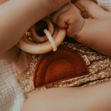 Afbeelding in Gallery-weergave laden, Bezisa - rammelaar regenboog