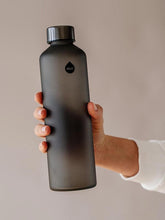 Afbeelding in Gallery-weergave laden, Equa glazen waterfles - mat zwart