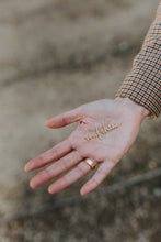 Afbeelding in Gallery-weergave laden, Caffeine queen strijkontwerp van petit pourri. Leuk cadeau voor koffie lovers