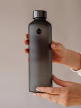 Afbeelding in Gallery-weergave laden, Equa glazen waterfles - mat zwart
