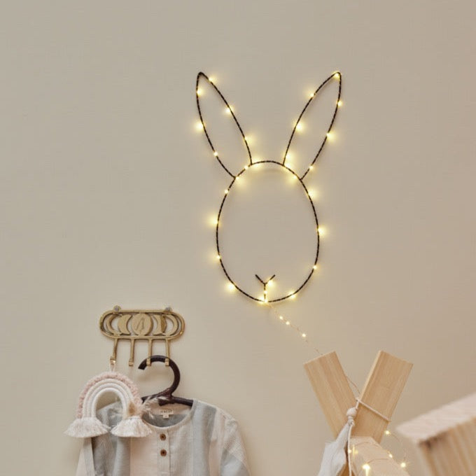 Lamp konijn van Studio Vraco. Gemaakt van staaldraad met een zilveren lichtsnoer.