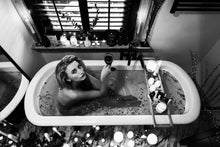Afbeelding in Gallery-weergave laden, Moments - Ridiculously romantic bath
