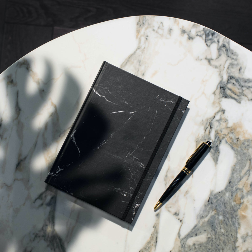 Zwart marmeren notitieboek gemaakt van steen papier. Brievenbuscadeau HeyHej