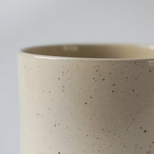 Afbeelding in Gallery-weergave laden, Hollyhock mok in de kleur zand &amp; spikkels 200 ml - Indre ceramics &amp; design
